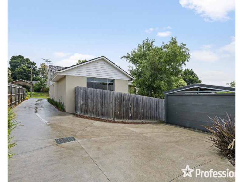 14 Zina Grove, Mooroolbark VIC 3138