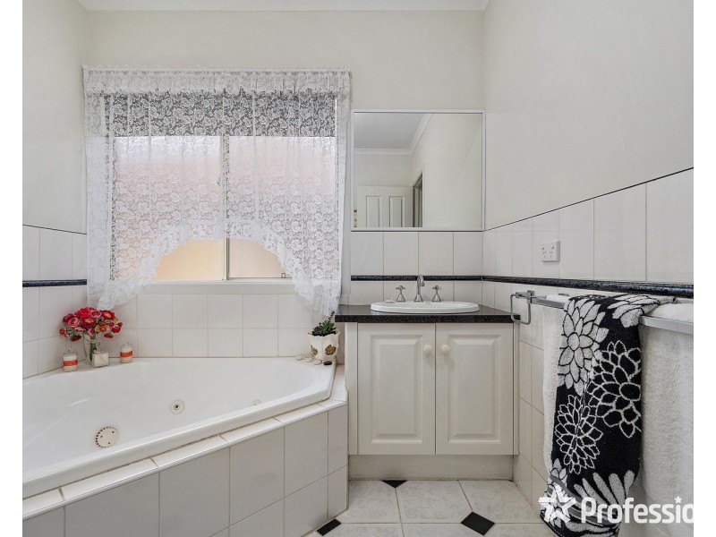 4 Hillrise Crescent, Chirnside Park VIC 3116