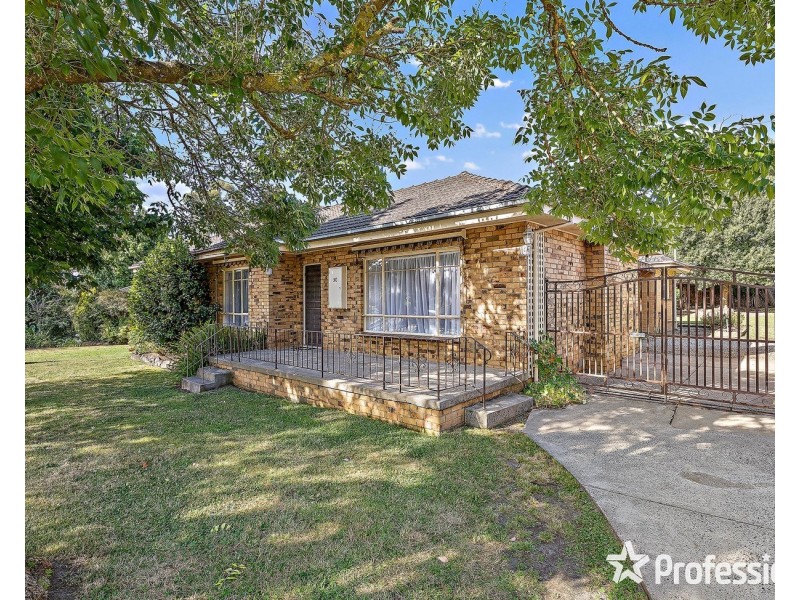 30 Lionel Crescent, Croydon VIC 3136