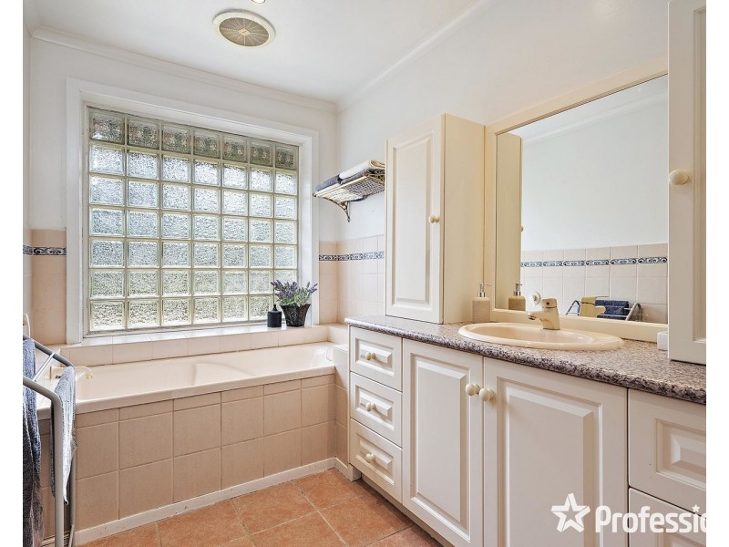 9 Sunburst Court, Mooroolbark VIC 3138