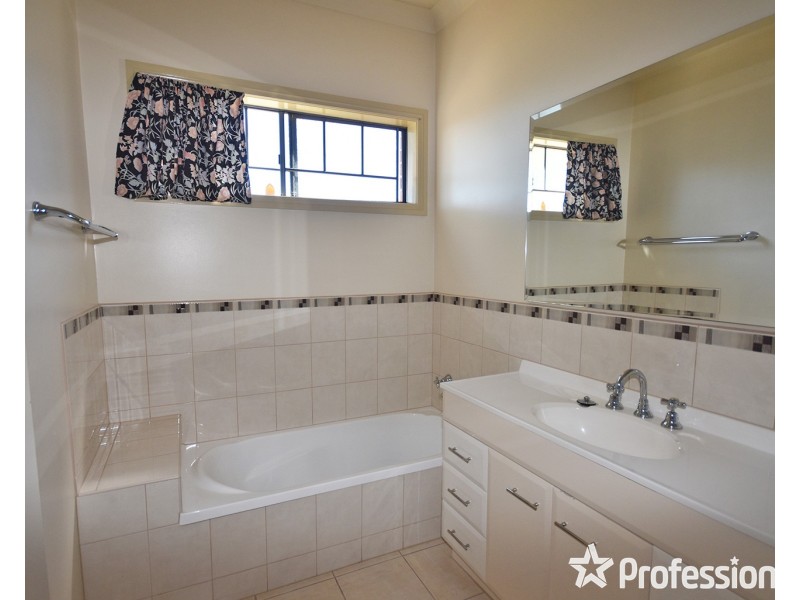 2/13 Terrigal Crescent, Kilsyth VIC 3137