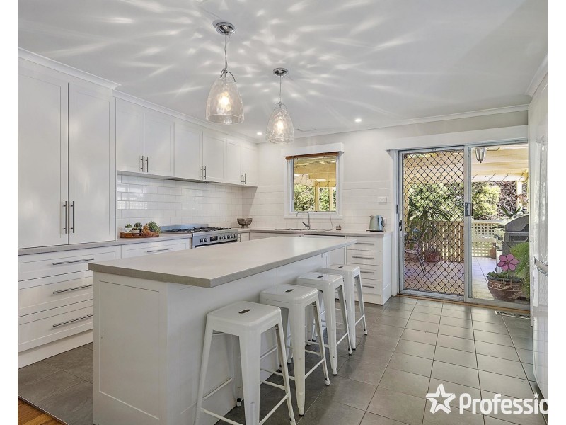 16 Shakespeare Avenue, Mooroolbark VIC 3138