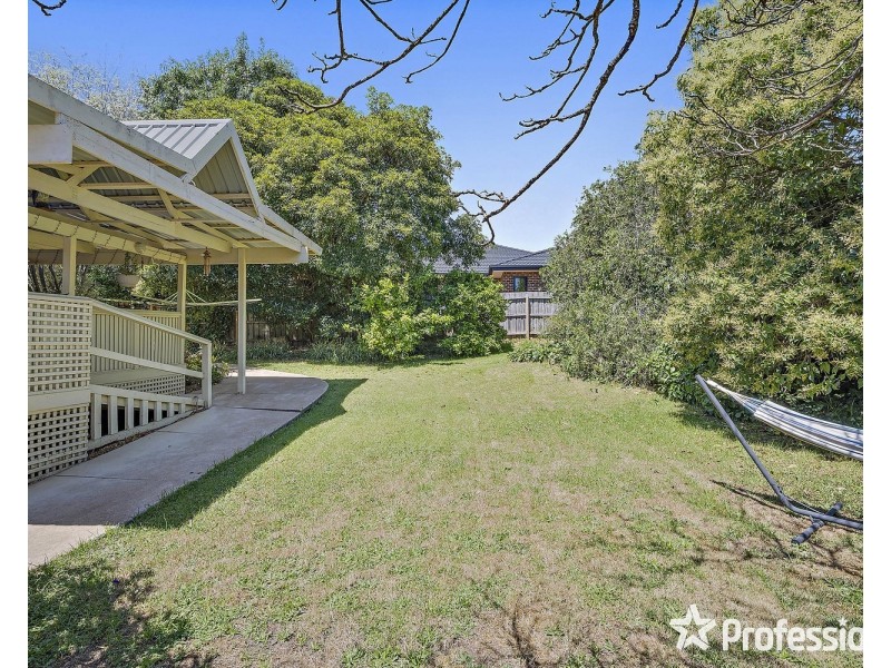 16 Shakespeare Avenue, Mooroolbark VIC 3138
