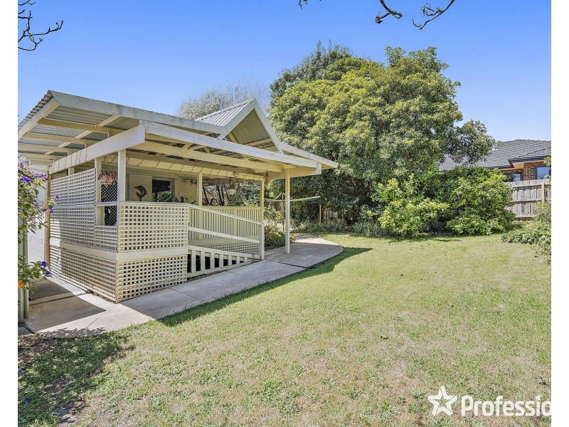 16 Shakespeare Avenue, Mooroolbark VIC 3138