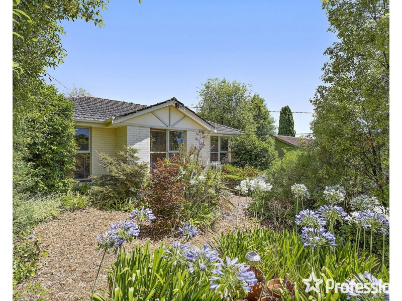 16 Shakespeare Avenue, Mooroolbark VIC 3138