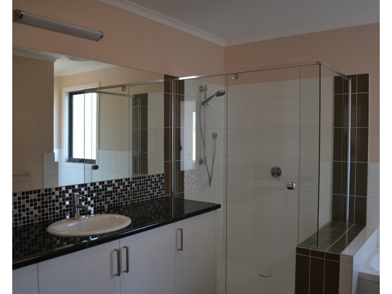 4/15 Ross Road, Croydon VIC 3136