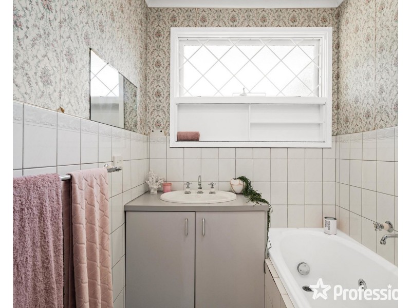 76 Bellara Drive, Mooroolbark VIC 3138