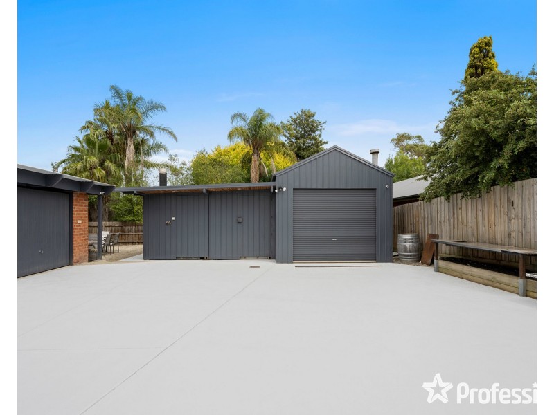 76 Bellara Drive, Mooroolbark VIC 3138