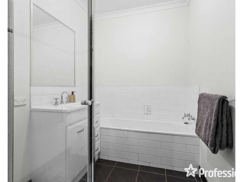 2/17 Kimberley Drive, Chirnside Park VIC 3116