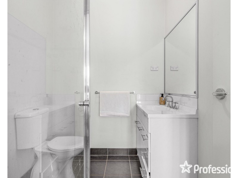 2/17 Kimberley Drive, Chirnside Park VIC 3116