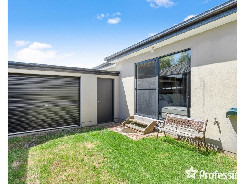 2/17 Kimberley Drive, Chirnside Park VIC 3116