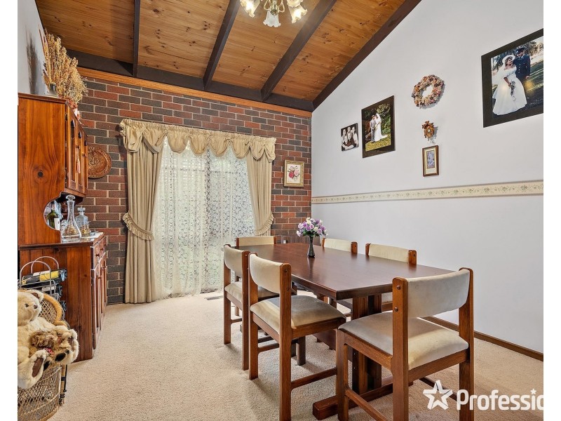 17 Wyuna Walk, Mooroolbark VIC 3138