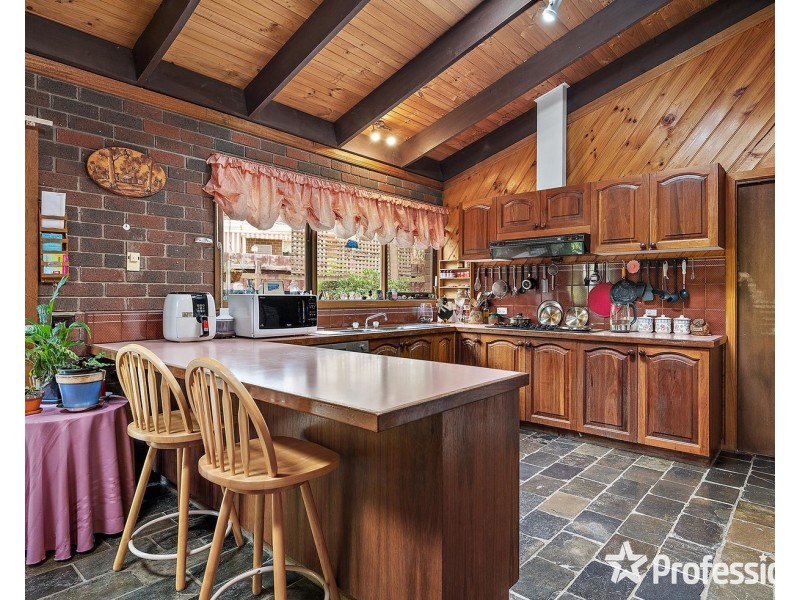 17 Wyuna Walk, Mooroolbark VIC 3138