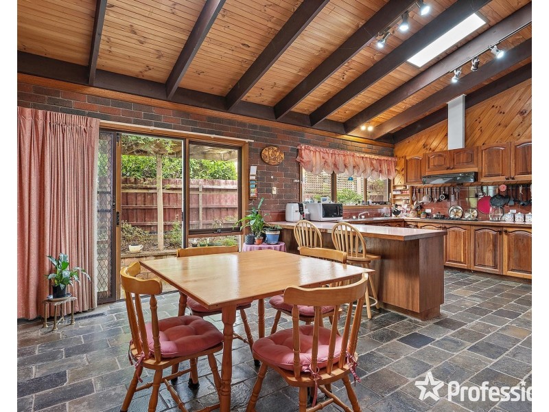 17 Wyuna Walk, Mooroolbark VIC 3138