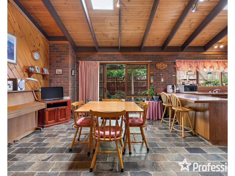 17 Wyuna Walk, Mooroolbark VIC 3138