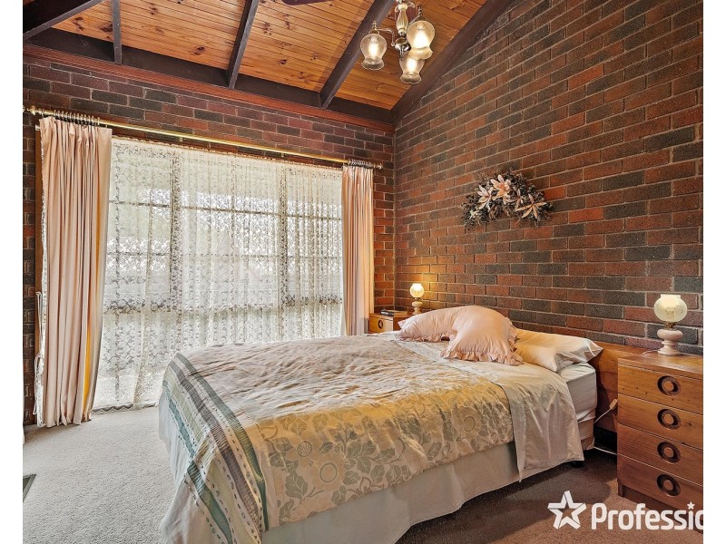 17 Wyuna Walk, Mooroolbark VIC 3138