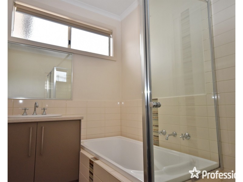 2 Heath Close, Mooroolbark VIC 3138