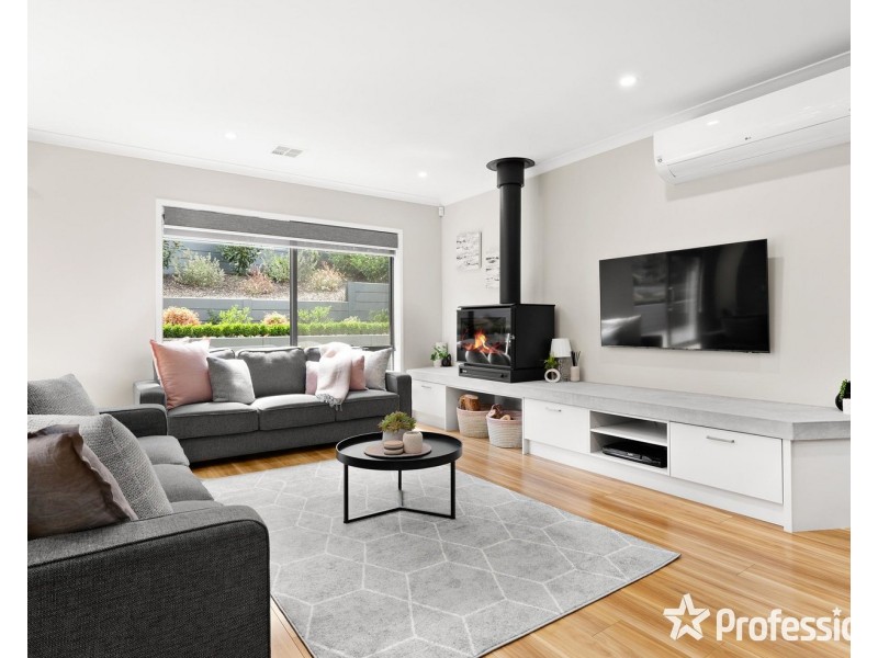 13 Huntly Avenue, Mooroolbark VIC 3138