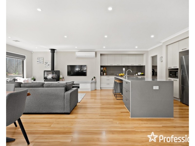 13 Huntly Avenue, Mooroolbark VIC 3138