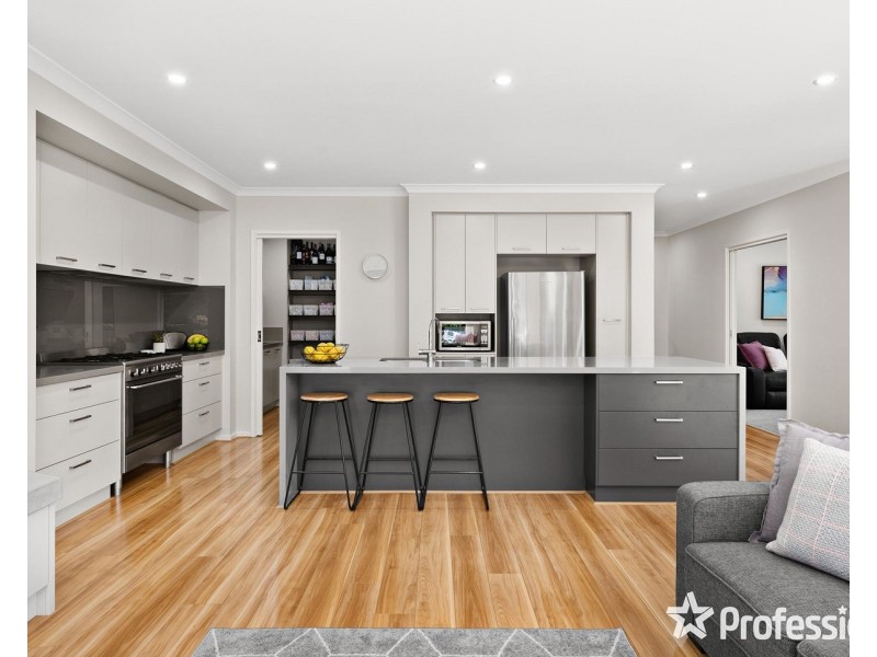 13 Huntly Avenue, Mooroolbark VIC 3138