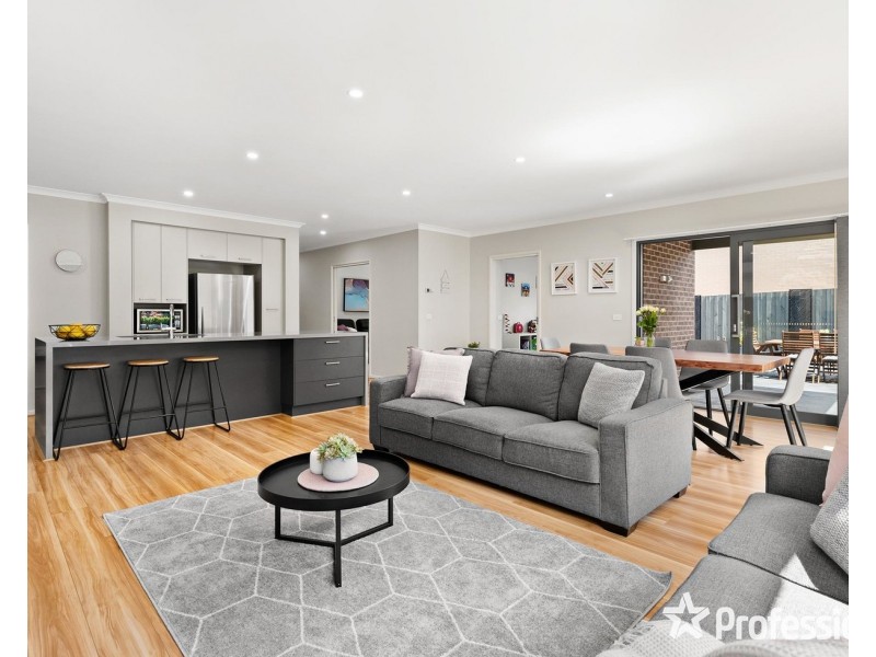 13 Huntly Avenue, Mooroolbark VIC 3138