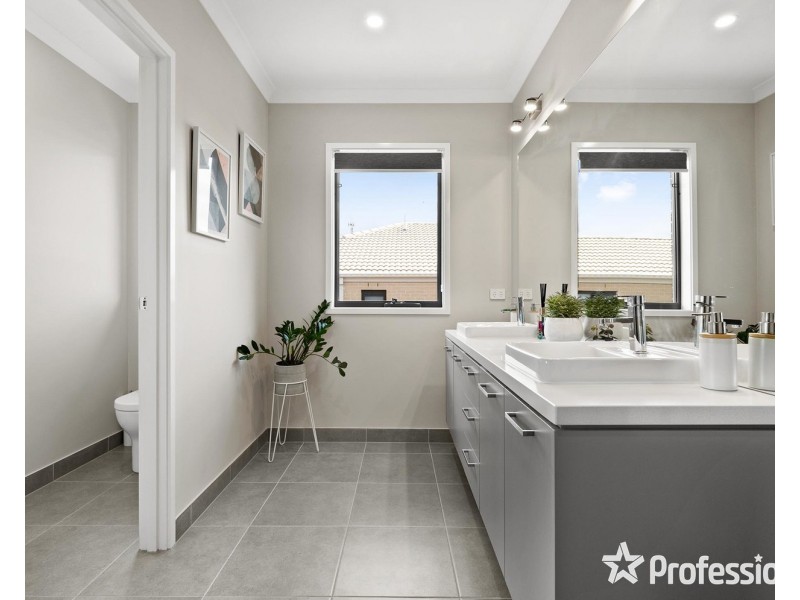 13 Huntly Avenue, Mooroolbark VIC 3138