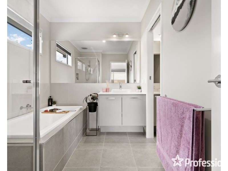 13 Huntly Avenue, Mooroolbark VIC 3138