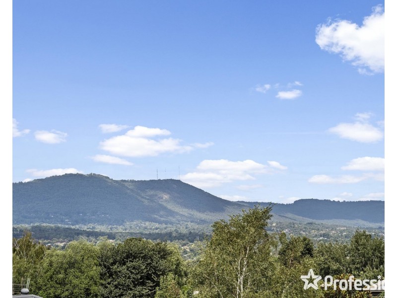 13 Huntly Avenue, Mooroolbark VIC 3138