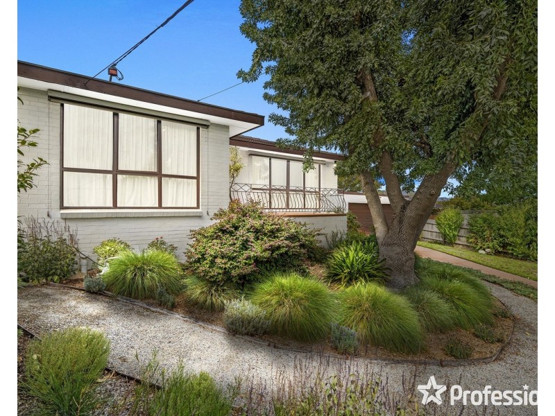 2 Blueberry Road, Mooroolbark VIC 3138