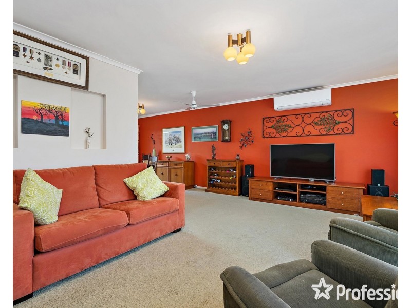 2 Blueberry Road, Mooroolbark VIC 3138