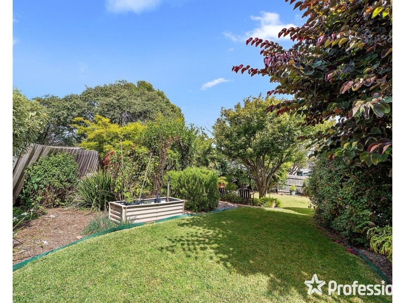 2 Blueberry Road, Mooroolbark VIC 3138