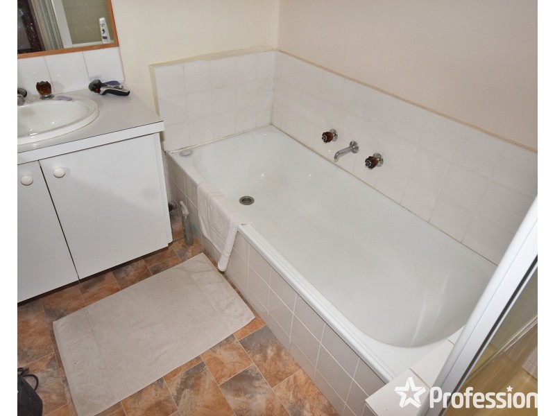 2/73 Hewish Road, Croydon VIC 3136