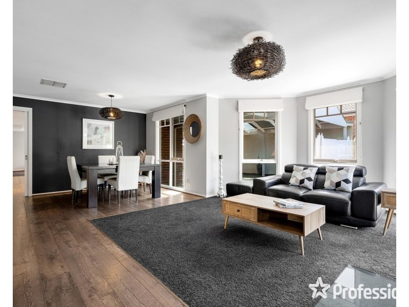 16 Blue Ridge Drive, Mooroolbark VIC 3138