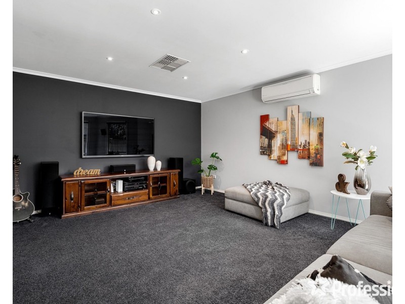 16 Blue Ridge Drive, Mooroolbark VIC 3138
