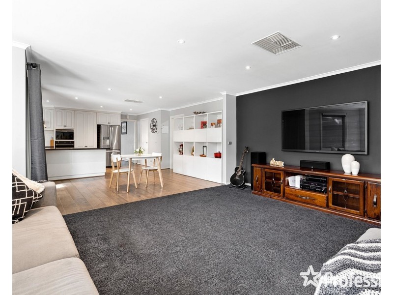 16 Blue Ridge Drive, Mooroolbark VIC 3138