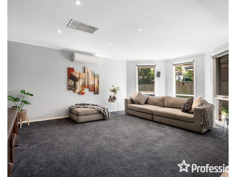 16 Blue Ridge Drive, Mooroolbark VIC 3138
