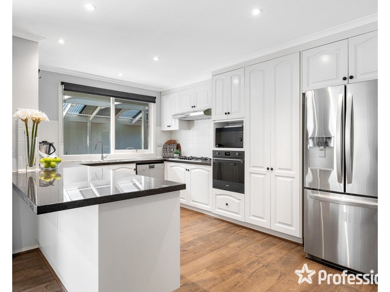 16 Blue Ridge Drive, Mooroolbark VIC 3138