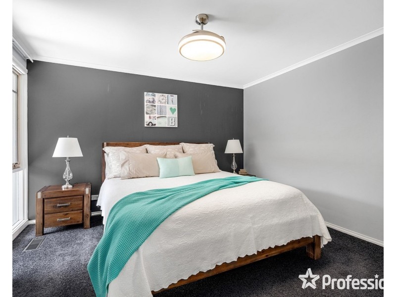 16 Blue Ridge Drive, Mooroolbark VIC 3138