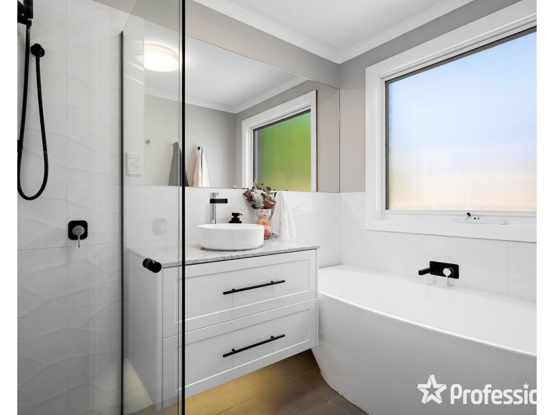 16 Blue Ridge Drive, Mooroolbark VIC 3138