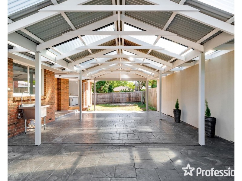 16 Blue Ridge Drive, Mooroolbark VIC 3138
