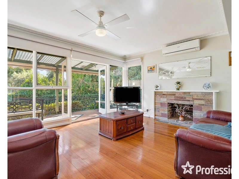 28 Esther Crescent, Mooroolbark VIC 3138