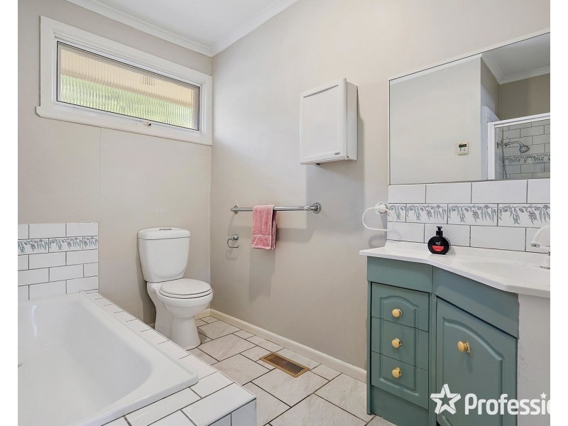 28 Esther Crescent, Mooroolbark VIC 3138