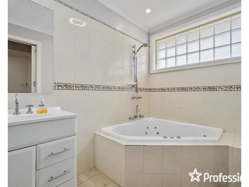 10 Tinarra Court, Kilsyth VIC 3137