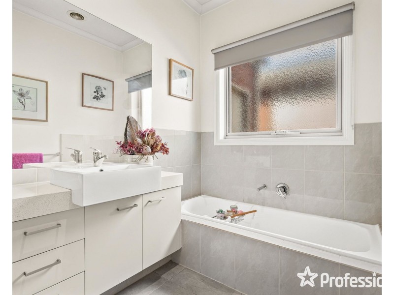 8 Greenville Street, Mooroolbark VIC 3138