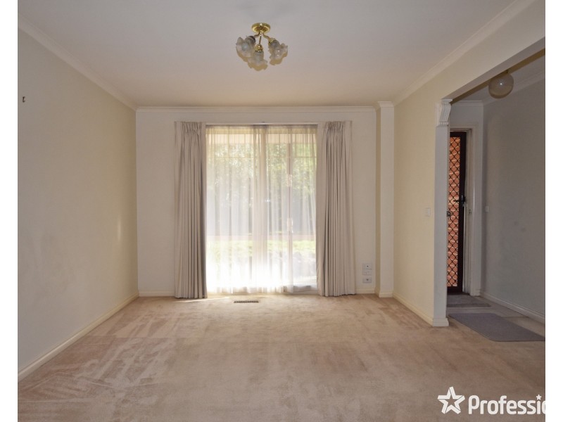 1/8 Felix Grove, Mooroolbark VIC 3138