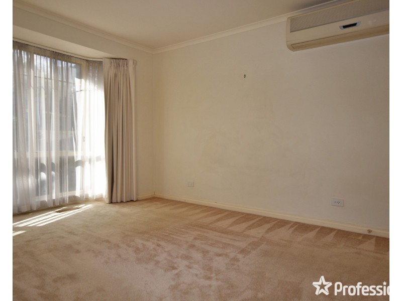 1/8 Felix Grove, Mooroolbark VIC 3138