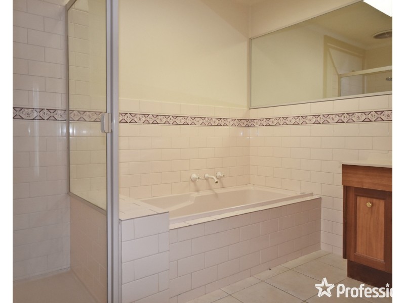 1/8 Felix Grove, Mooroolbark VIC 3138