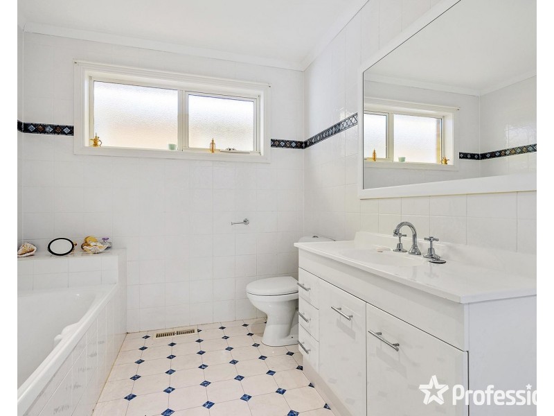 9 Rachael Drive, Mooroolbark VIC 3138