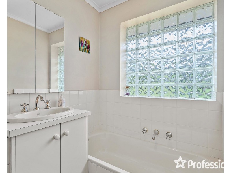 15 Holmes Road, Mooroolbark VIC 3138