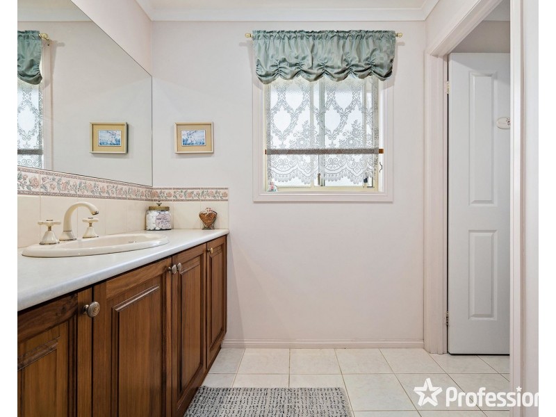 4 Bransdale Close, Mooroolbark VIC 3138